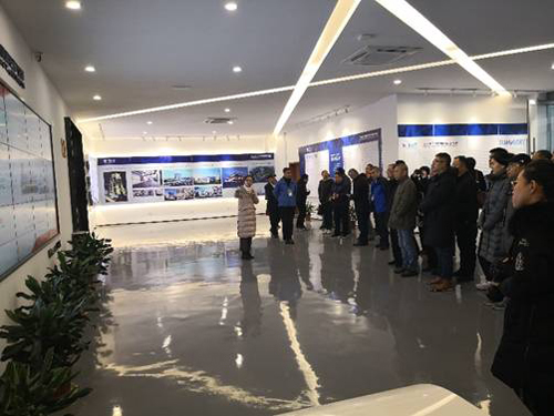 寧波高質(zhì)量發(fā)展研討會(huì)大連理工大學(xué)2018創(chuàng)新創(chuàng)業(yè)寧波行團(tuán)隊(duì)來(lái)我司產(chǎn)業(yè)園參觀(guān)