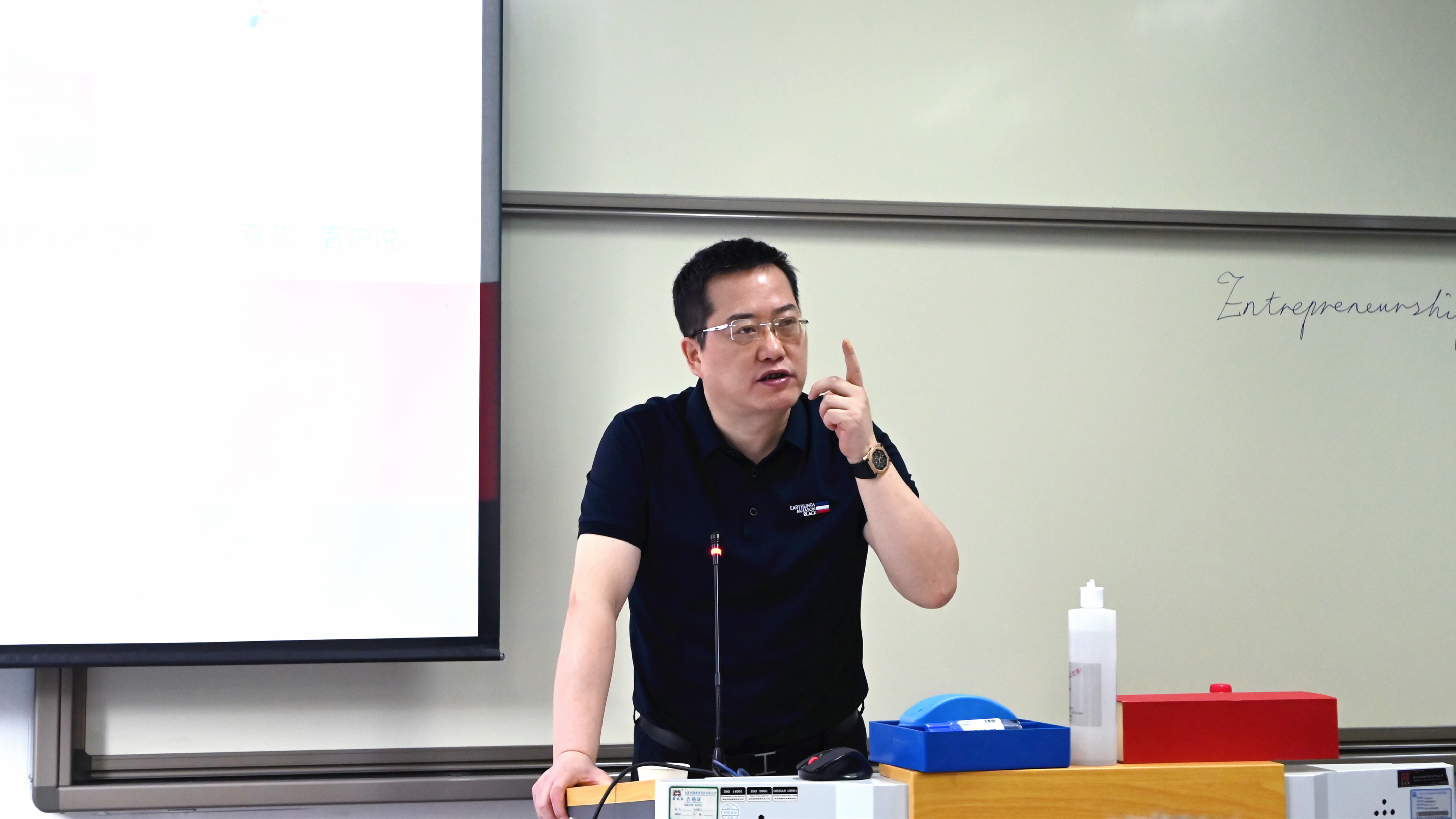 集團(tuán)董事長(zhǎng)柯建東先生受邀為武漢大學(xué)《企業(yè)家論壇》授課