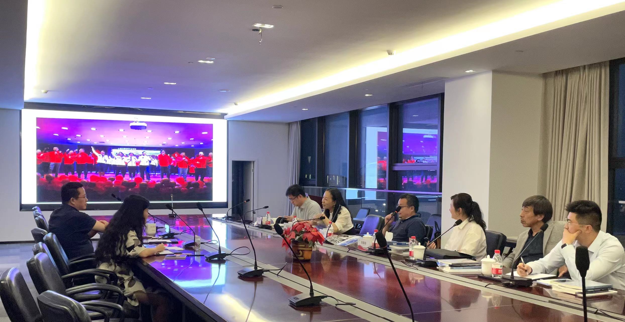 武漢大學(xué)經(jīng)管學(xué)院姜星莉書記一行與武大校友企業(yè)家蒞臨柯力參觀交流